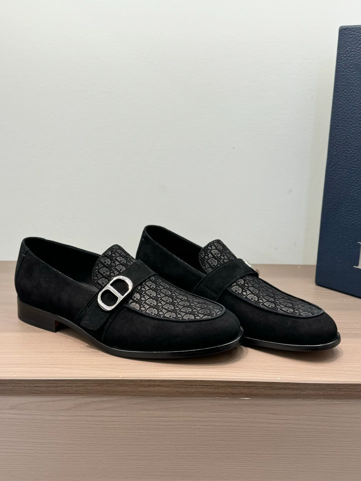 [Dior Dior] Top P: 960💰 Standard code 39-44 (38.45.46 custom-made, non-refundable and non-exchangeable) Dior Dior's latest high-end men's boutique casual leather shoes, the upper is carefully made of black cowhide/open-edge beaded leather/high-mercerized frosted cowhide, the classic silhouette shows elegance, and the upper strap is matched with a metal-coated CD Icon decorative buckle to enhance the style. Comfortable and lightweight, the Italian leather sole features anti-slip rubber inserts. The Blake structured leather sole with anti-slip details showcases Dio*'s exceptional craftsmanship. Elegant and refined, it can be matched with all kinds of suits.
